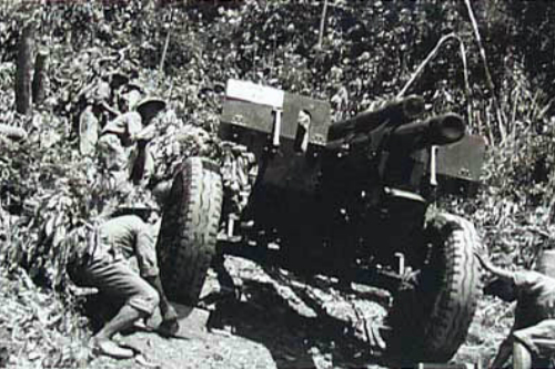 몸에 밧줄을 걸어 대포를 끌면서 1,000미터 고지를 넘고 있는 베트민 병사들