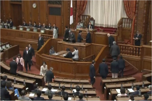 일본 참의원이 18일 심야에 안보법안 처리를 위한 투표를 강행하고 있다.(로이터 캡처)