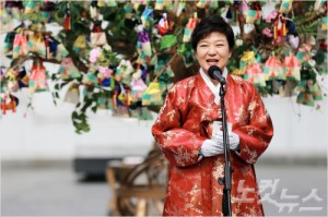 2013년 2월 박근혜 대통령 취임식 행사 '희망이 열리는 나무(오방낭 복주머니)' 제막식