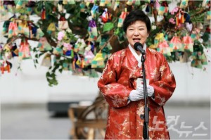 2013년 2월 박근혜 대통령 취임식 행사 '희망이 열리는 나무(오방낭 복주머니)' 제막식. (사진=자료사진)