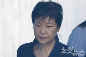 박근혜 전 대통령이 29일 오전 서울중앙지법에서 열린 3차 공판에 출석하고 있다. (사진=이한형 기자)