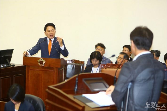 5일 제364회 제주도의회 정례회에 참석한 원희룡 지사가 "제주 녹지국제병원 문제에 대해 정부도 책임을 회피해선 안된다"고 밝혔다.