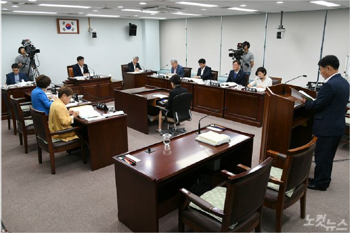 행정위원회 행정사무감사. (사진=강릉시의회 제공)