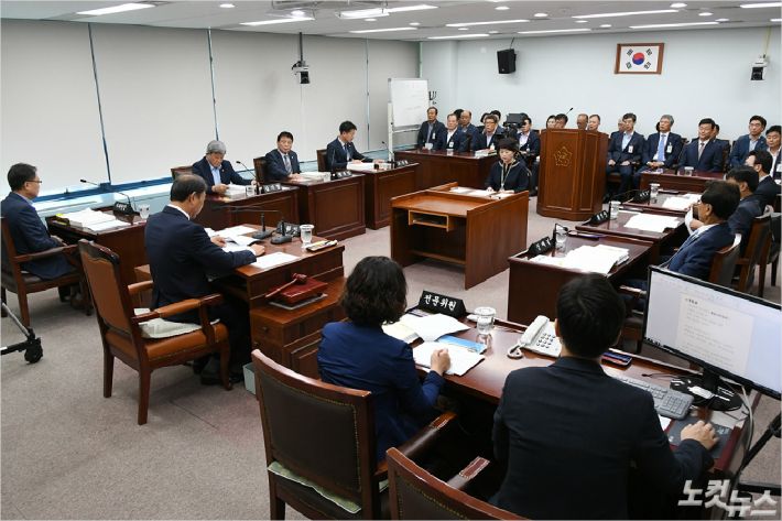 산업위원회 행정사무감사. (사진=강릉시의회 제공)