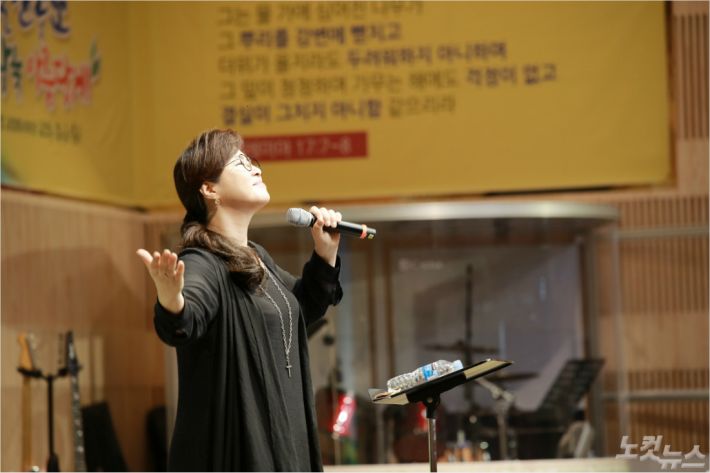 CBS의 24시간 크리스천 음악채널 '조이포유(JOY4U)' 콘서트가 9일 울산 태화교회에서 성황리에 열렸다. 찬양사역자 송정미 사모.(사진 = 반웅규 기자)
