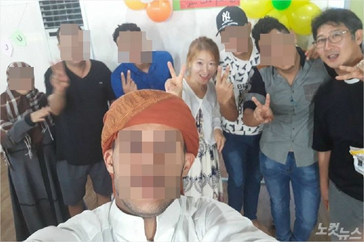 지난달 예멘인들과 도민들이 함께 촬영한 사진.