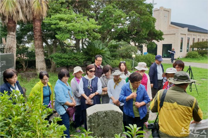 제주기독교순례길 해설사 양성 교육이 지난 6일과 7일 이틀동안 진행됐다. 4코스 대정교회내 이도종목사 순교 기념비를 보는 참가자들.