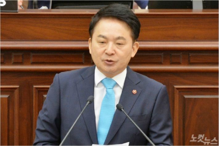 답변에 나선 원희룡 제주지사는 "개방형과 직위공모제 등은 공무원 내.외부 경쟁 채용 방식이어서 공직 내부의 연공서열과 승진 관행을 뛰어넘는 효과가 있다"고 설명했다.