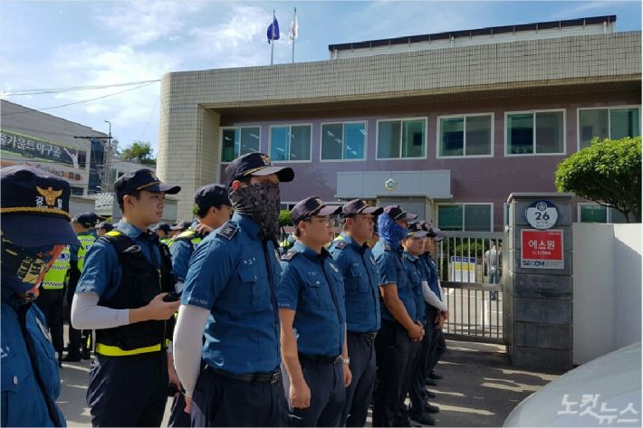 경찰이 여수시법원 입구에 대기하고 있다(사진=독자제공)