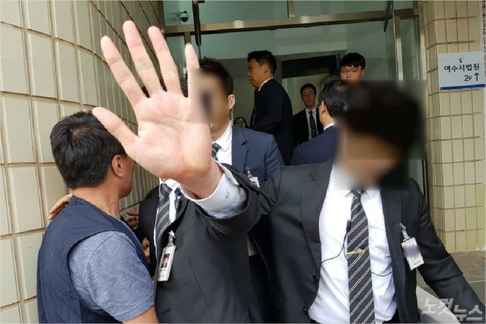 법원 측이 여수시법원 청사 내에서 진입 등을 통제하고 있다(사진=독자제공)