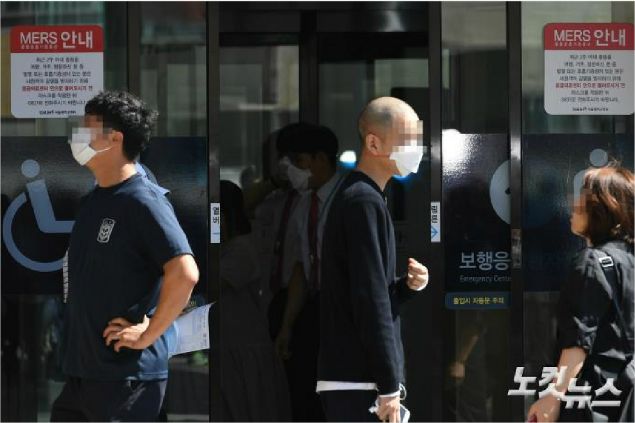 10일 오전 중동호흡기증후군(메르스) 확진 환자가 격리 치료 중인 서울 종로구 서울대병원 응급의료센터에서 앞에 메르스 관련 안내문이 부착돼 있다. (사진=이한형 기자)