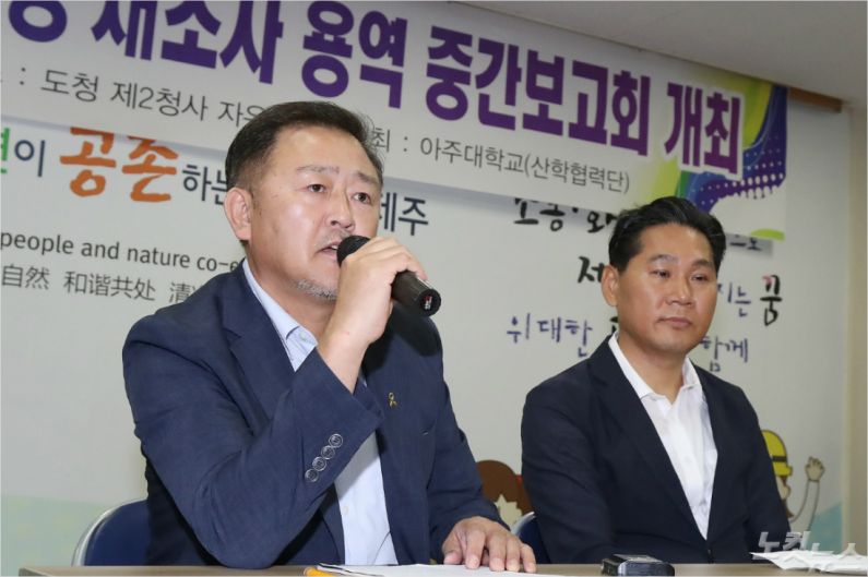 국토교통부 김용석 공항항행정책관(오른쪽)과 제주 제2공항 성산읍 반대대책위원회 강원보 위원장(왼쪽)은 11일 도청 제2청사 회의실에서 기자간담회를 열어 제주 제2공항 입지선정 재조사 용역을 검증할 검토위원회 구성에 합의했다고 밝혔다. (이인 기자)