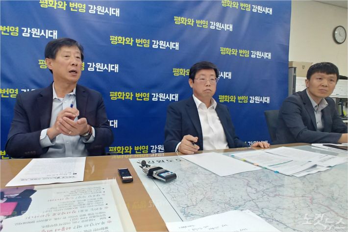 평창동계올림픽 조직위원회 관계자들은 원청업체와의 공사 금액 중재, 업체 내부 문제 등으로 인해 하도급 업체에 대한 대금 지급이 지연되고 있다며 법적 문제 해결을 서둘러 체불 임금 문제를 해소하겠다고 밝혔다.