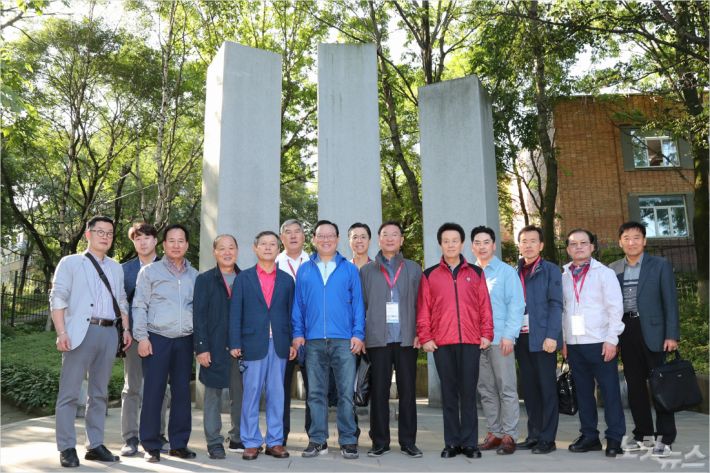 러시아 블라디보스톡을 방문 중인 울산시 대표단이 러시아 항일 독립운동의 본거지인 신한촌을 둘러본 뒤 기념촬영을 하고 있다. (사진=울산시 제공)