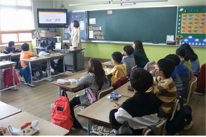 BNK경남은행은 12일 1사1교 자매결연 학교인 중구 삼일초등학교에서 금융교육을 진행했다.(사진 = 삼일초 제공)
