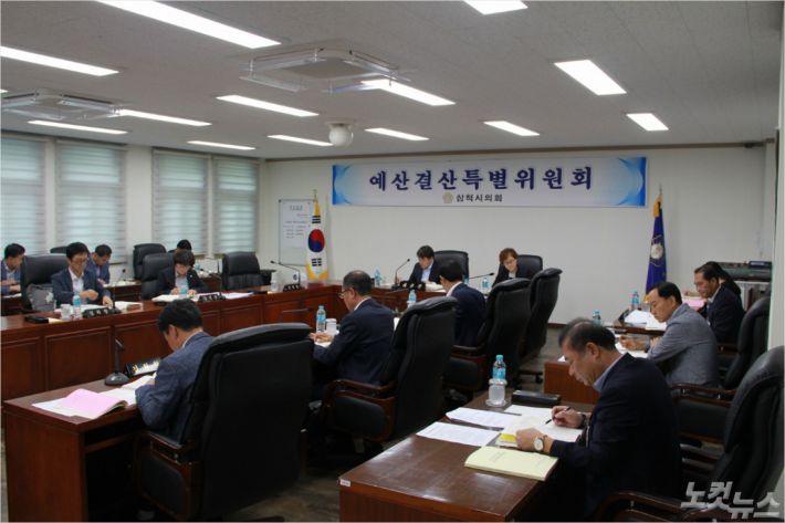 강원 삼척시의회는 12일 제204회 임시회 예산결산특별위원회(위원장:권정복) 제2차 회의를 열고 2018년도 제2회 추가경정예산안을 심사했다. (사진=삼척시의회 제공)