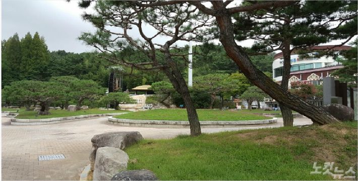 경주 보문관광단지에서 가장 많은 관광객이 찾는 물레방아 광장. 평일임을 감안해도 매우 한산해 보인다. 문석준 기자