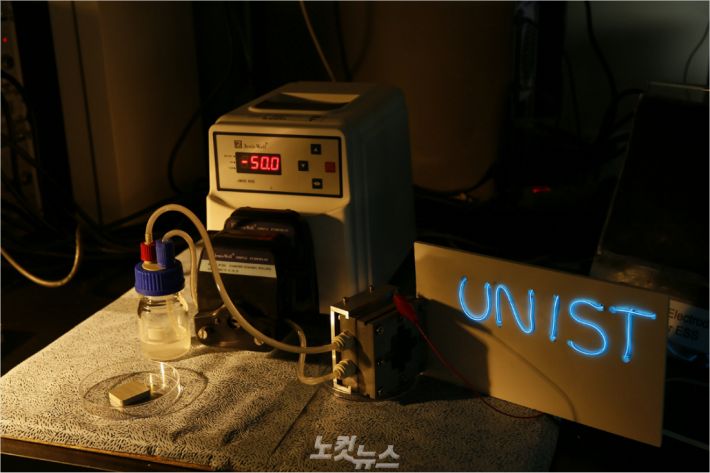 알루미늄-공기 흐름 전지가 작동해서 전기를 발생시킨 모습.(사진 = UNIST 제공)