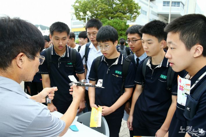 13일부터 이틀간 국립중앙과학관에서 ‘제4회 청소년 나Be 한마당’이 열리는 가운데 박람회 참가 청소년들이 KAIST 물리학과 부스에서 로봇과 드론에 관한 설명을 듣고 있다. (사진=대전 유성구 제공)