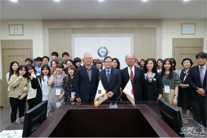 한림성심대는 복수학위제를 함께 운영하고 있는 일본 사가여자단기대학 교수, 학생들을 초청해 지난 12일부터 4일 일정으로 교류 프로그램을 진행하고 있다. (사진=한림성심대 제공)
