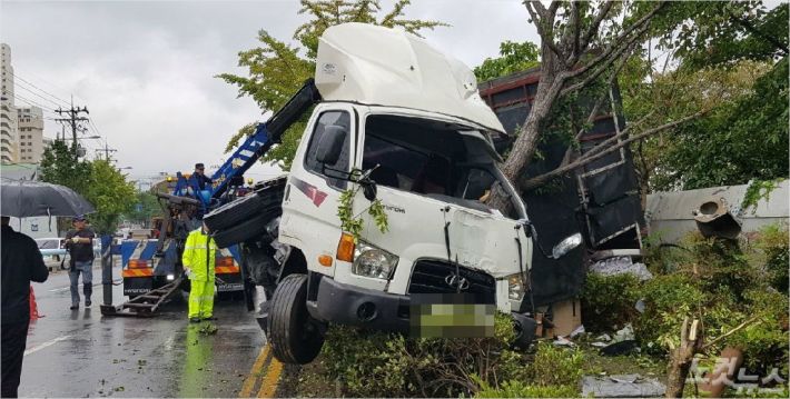 13일 오후 2시 10분 부산 사상구의 한 도로를 달리던 3.5t 트럭이 빗길에 미끄러지면서 인도를 덮쳤다. <사진=부산 경찰청 제공>