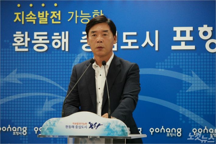 더불어민주당 포항 북구위원회 오중기 위원장이 포항시청에서 기자간담회를 갖고 있다(사진=민주당 제공)