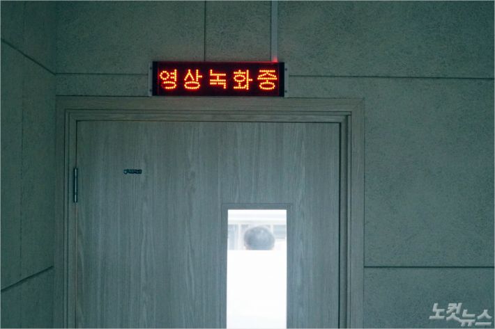 지난 6월 25일 제주출입국·외국인청사에서 예멘 난민 첫 심사가 이뤄지고 있다. 사진은 심사가 이뤄지고 있는 사무실 모습. <사진=고상현 기자>