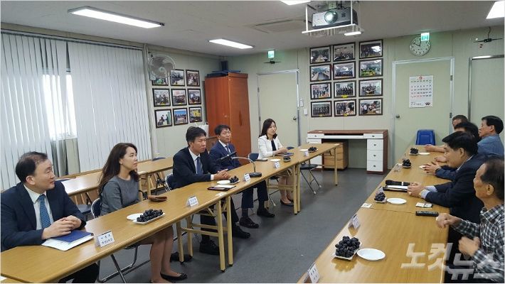 김대지 부산지방국세청장(왼쪽 테이블 가운데)이 동래시장 상인 대표들과 환담을 나누고 있다 (사진 = 부산국세청 제공)