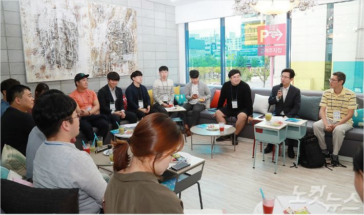 허태정 대전시장이 14일 청춘너나들이에서 청년들과 대화하고 있다. (사진=대전시 제공)