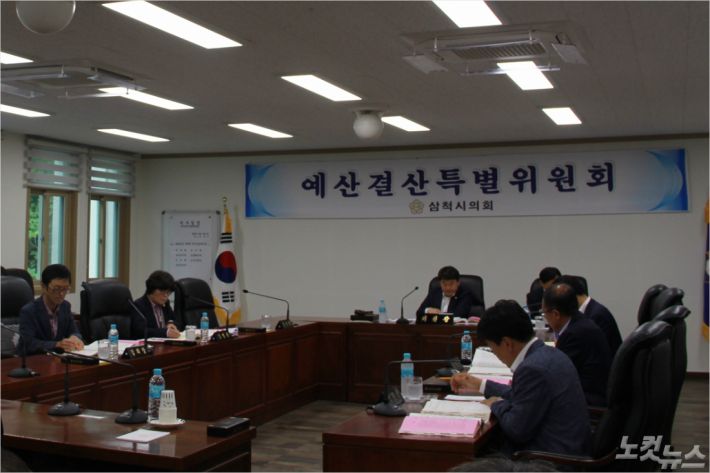 강원 삼척시의회는 14일 제204회 임시회 예산결산특별위원회(위원장:권정복) 제4차 회의를 열고 2018년도 제2회 추가경정예산안을 심사했다. (사진=삼척시의회 제공)