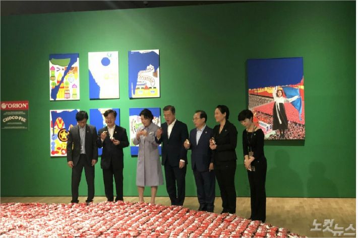 초코파이를 먹으며 '초코파이 함께 먹어요'라는 작품을 관람중인 문재인 대통령 내외(=부산시 제공)