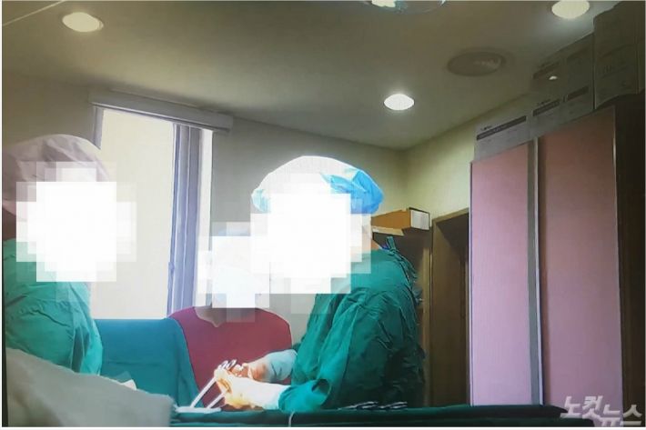 울산지방경찰청 광역수사대는 20일 보건범죄단속법 위반 등의 혐의로 의사 8명 등 22명을 불구속 기소의견으로 검찰에 송치했다. 간호조무사가 수술을 집도하고 있는 모습.(사진 = 울산지방경찰청 제공)