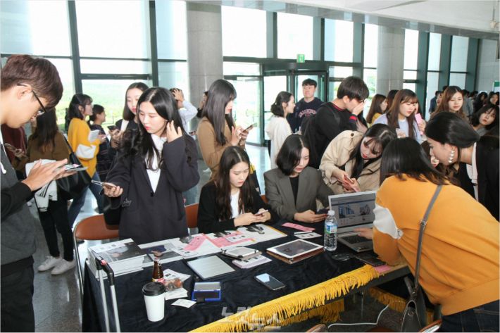 울산과학대학교(총장 허정석)는 2일 과학대 동부캠퍼스에서 2018 도서관 전자정보박람회를 열었다.(사진 = 울산과학대 제공)