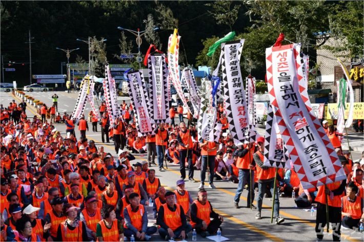 거리로 나선 삼척 도계지역 주민들. (사진=삼척시 제공)