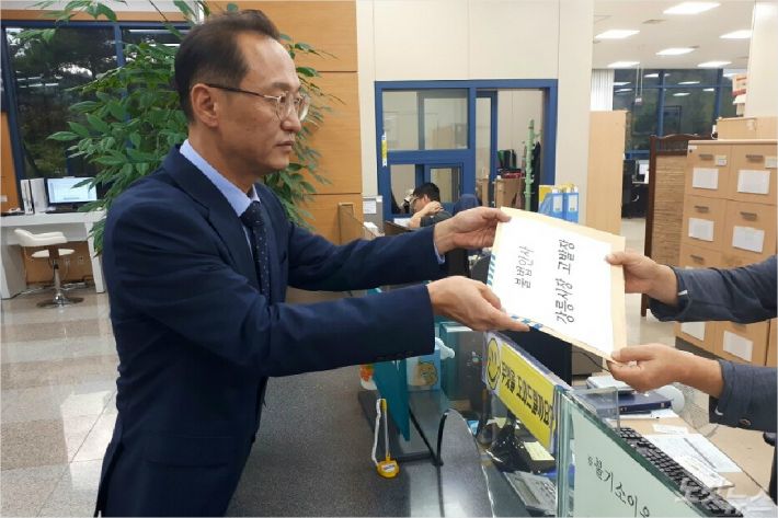 지역 시민단체들은 4일 오후 1시 30분쯤 춘천지방검찰청 강릉지청에 방문해 김한근 시장을 고발하는 고발장을 제출했다. (사진=유선희 기자)