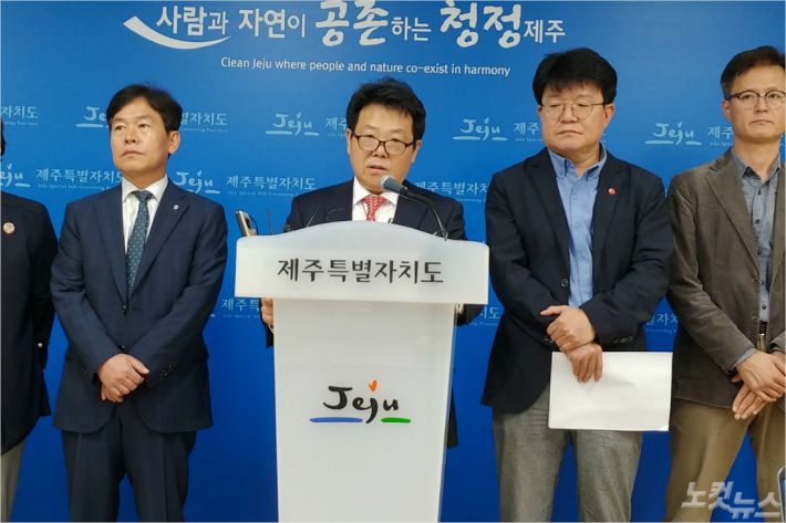 허용진 제주 숙의형 공론조사위원회 위원장은 4일 제주도청 기자실에서 기자회견을 열어 “공론조사 결과 녹지병원 개설 불허로 제주도에 권고하기로 했다”고 밝혔다. <사진=고상현 기자>
