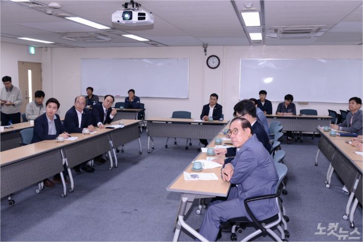 여수시의원들이 공장 측으로부터 누출사고 경위를 보고 받고 있다(사진=여수시의회)