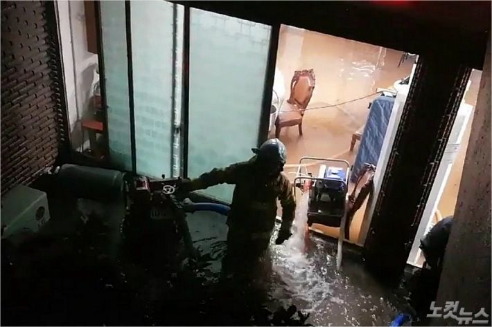 폭우로 침수된 제주시 애월읍 주택. <사진=제주도소방안전본부 제공>