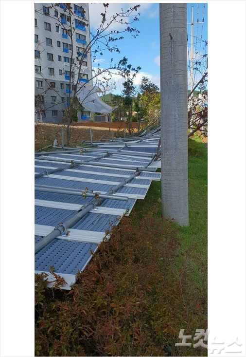 한화 꿈에 그린 현장 쓰러진 펜스(사진=주종섭 여수시의회 경제건설위원장)