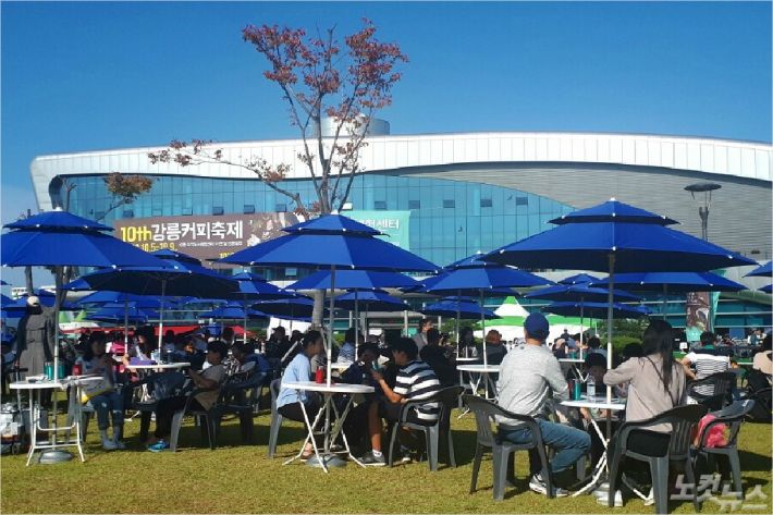 제10회 강릉커피축제를 찾은 방문객들이 텀블러에 담긴 커피를 마시고 있다. (사진=유선희 기자)