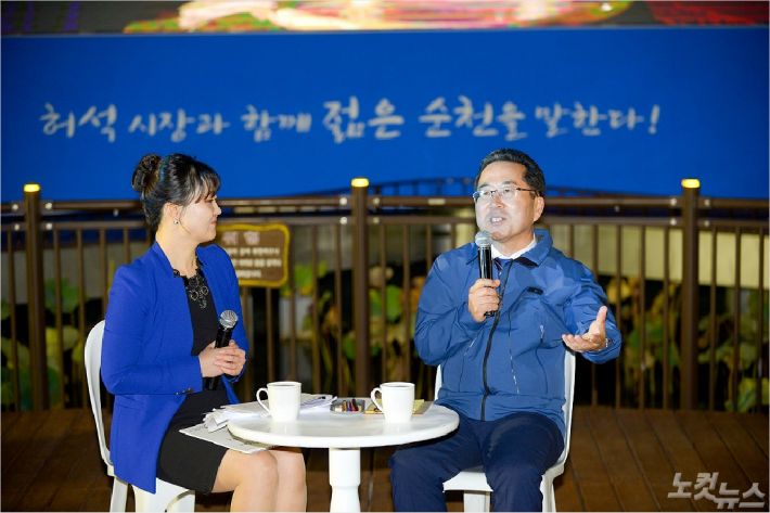 허석 순천시장(오른쪽)이 안효경 전남CBS 아나운서와 함께 조례호수공원에서 열린 광장토론회에 참여해 시민들의 질문에 답변하고 있다.(사진=순천시 제공)