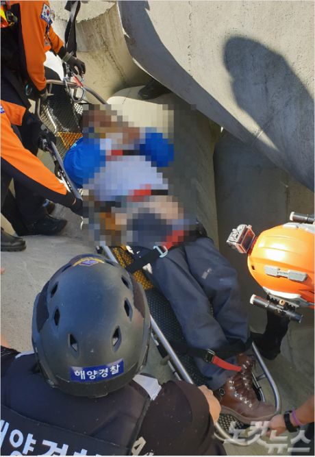 방파제 테트라포트 추락사고 구조 현장. (사진=속초해양경찰서 제공