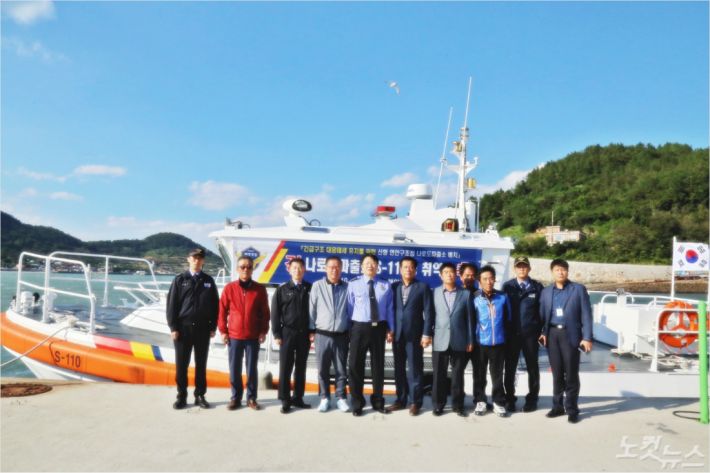 지역 주민과 해경 서장 등이 참석한 신형 연안 구조정 취역식(사진=여수해경)