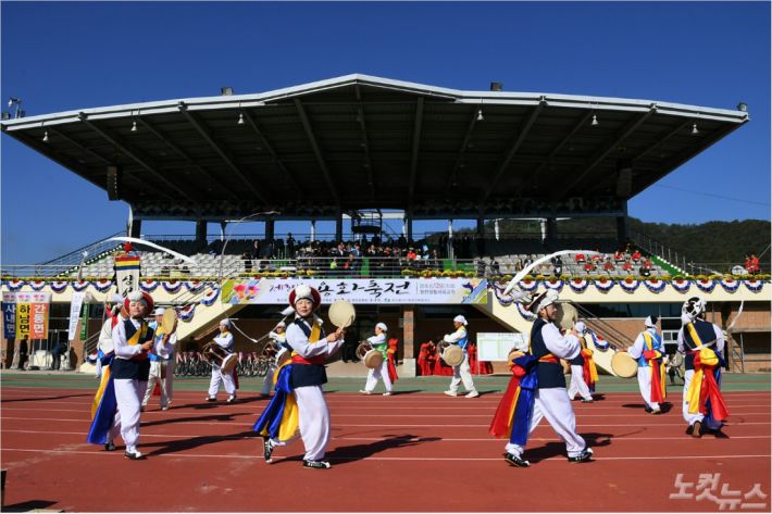 강원 화천군민 화합의 축제인 제34회 용화축전이 12일 화천종합운동장에서 최문순 화천군수, 신금철 군의장, 김수철 도의원 등을 비롯해 5개 읍면 주민 3,000여 명이 참여한 가운데 열렸다. (사진제공=화천군)
