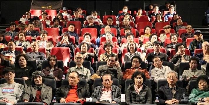 12일 오후 대전 CGV 탄방점에서 열린 영화 '바울'의 대전·세종·충남지역 첫 시사회 참석자들의 모습.