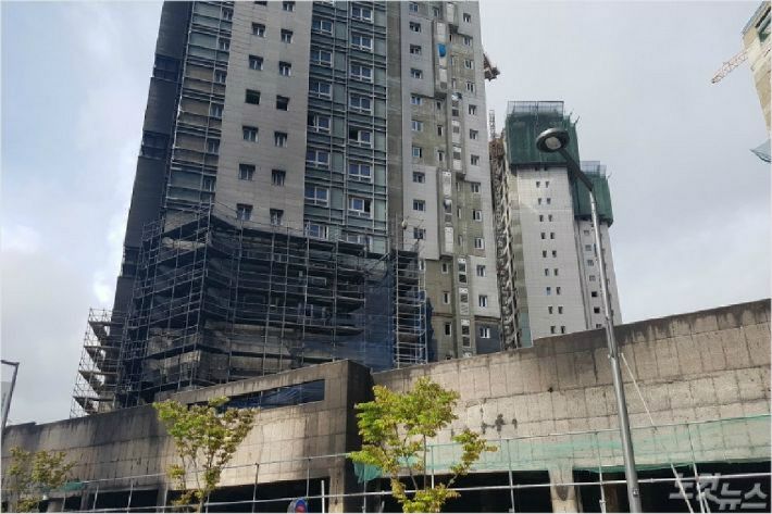 지난 6월, 화재로 40여 명의 사상자를 낸 세종 주상복합 건물. (사진=고형석 기자)
