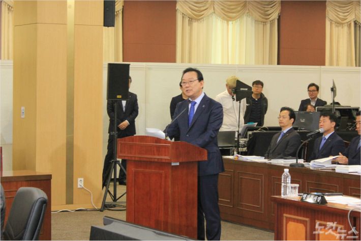 송철호 울산시장이 26일 울산시청에서 열린 국정감사장에서 인사말을 하고 있다. (사진=이상록 기자)