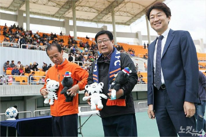 강원FC 구단주 최문순 강원도지사(왼쪽)와 조태룡 대표(오른쪽).(사진=강원FC 홈페이지)