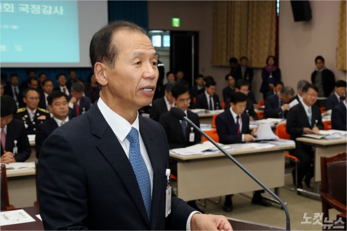 22일 강원도 국회 국정감사에서 의원들의 질의에 답변하고 있는 최문순 강원도지사. 이날부터 이틀간 열린 국감에서 강원FC 경영 비리와 관련한 질타가 쏟아졌다. (사진=강원도 제공)