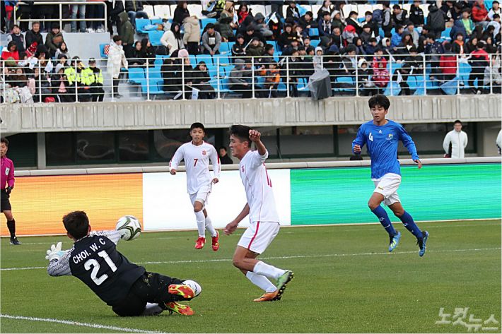 북한 청소년들이 참가하는 제5회 아리스포츠컵 국제유소년 축구대회가 30일 강원 춘천시 송암스포츠타운 종합경기장에서 열리고 있다.(사진제공=춘천시)